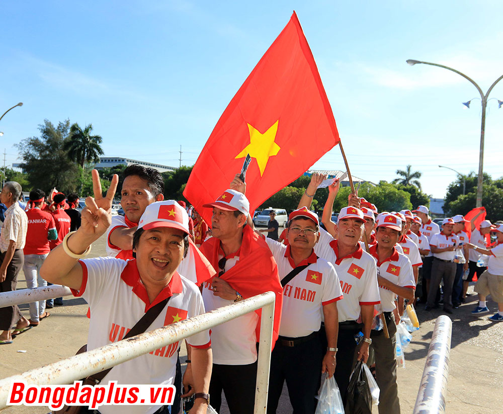 Đã có rất đông CĐV Việt Nam đến sân từ rất sớm để cổ vũ tinh thần đội bóng con cưng