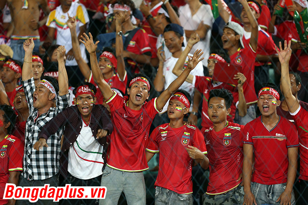 CĐV Myanmar không ngừng gây sức ép trên khán đài nhưng điều này chẳng khiến các tuyển thủ Việt Nam nao núng