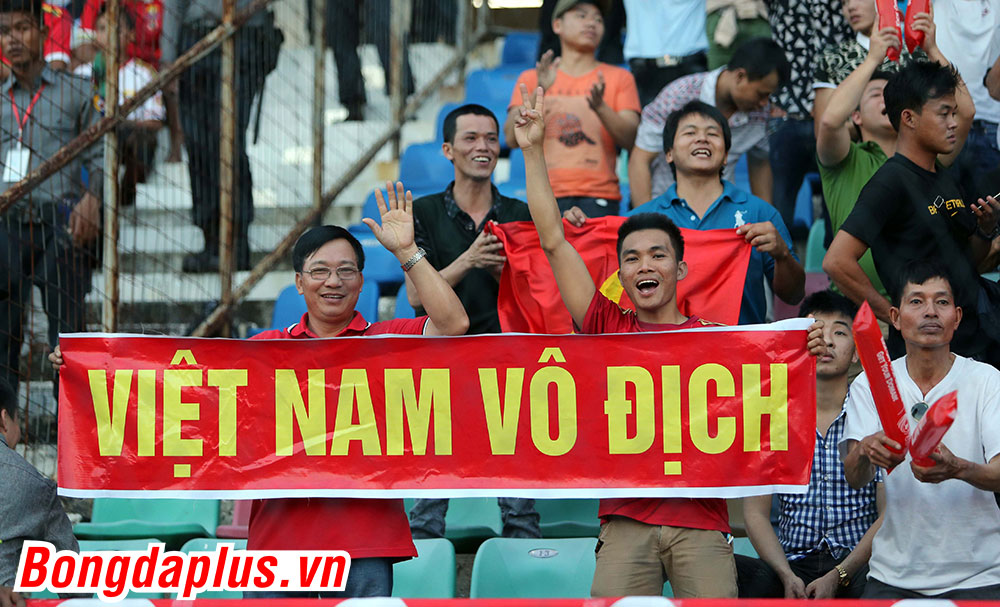 Niềm vui vô bờ của CĐV Việt Nam khi tiếng còi kết thúc trận đấu vang lên. Chúng ta đã giành thắng lợi trong trận mở màn nhất là khi đó là 3 điểm trước đội chủ nhà và 30.000 CĐV đối thủ. Chúc mừng thầy trò HLV Hữu Thắng đã có khởi đầu không thể ấn tượng hơn ở AFF Suzuki Cup 2016