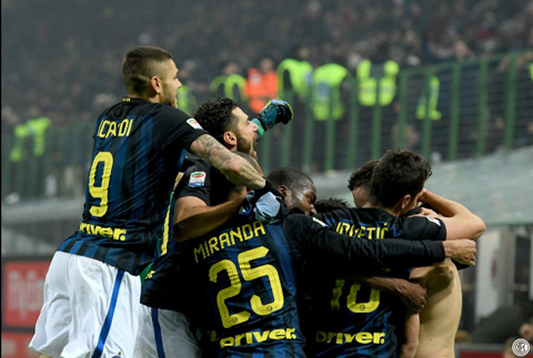 Bàn thắng của Perisic khiến cầu thủ và CĐV Inter vỡ òa trong sung sướng