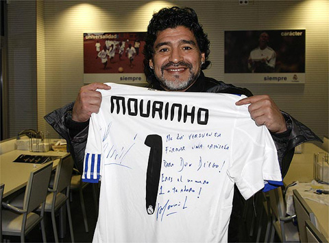 Maradona vui mừng khi nhận được áo có chữ ký của Mourinho