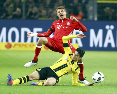 Bayern (trên) mất ngôi đầu sau trận thua trên sân của Dortmund