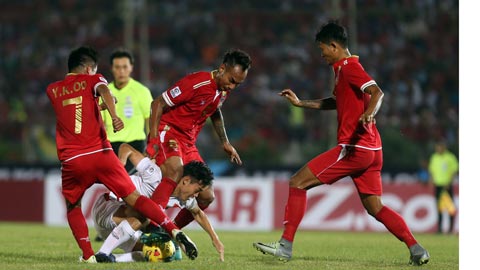 Văn Toàn (áo sáng) rất nhiều lần bị cầu thủ của Myanmar chơi xấu