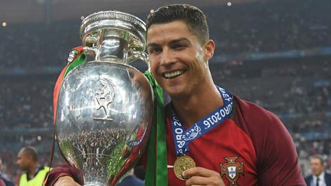 Phóng viên báo Bóng đá bầu Ronaldo là Cầu thủ xuất sắc nhất thế giới 2016
