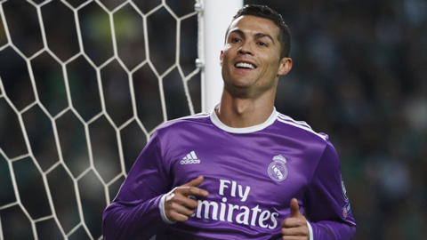 Ronaldo cân bằng kỷ lục của Giggs nhờ pha... sút bóng hụt