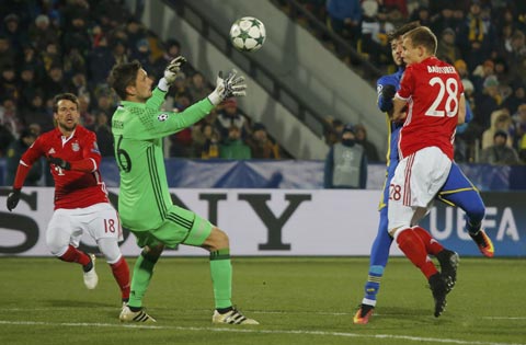 Thủ thành Ulreich và hàng thủ Bayern vừa có trận đấu thảm họa trên sân của Rostov