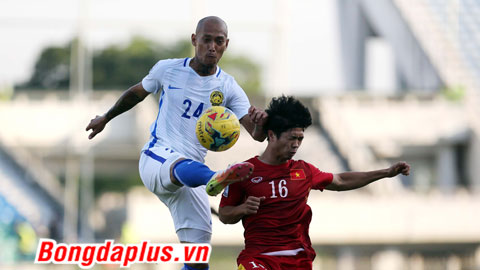 Cầu thủ Malaysia tung 'liên hoàn cước' với Công Phượng