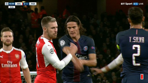 Pha va chạm giữa Cavani và Ramsey