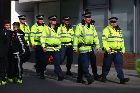 Cảnh sát đã phải làm mọi cách để ngăn chặn sự quá khích từ CĐV Feyenoord