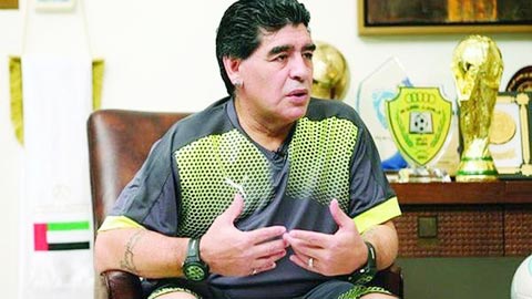 Hậu trường sân cỏ 26/11: Maradona chê thủ thành M.U sợ vợ