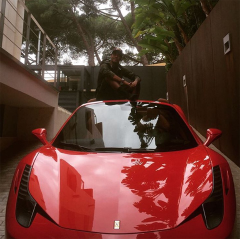 Neymar mới mua chiếc Ferrari 458 Spider được hơn 1 năm