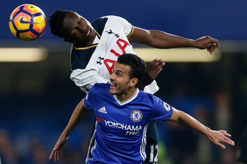 Pedro ban đầu gặp rất nhiều khó khăn trước những cầu thủ to cao và khỏe mạnh của Tottenham