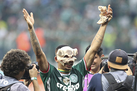 Gabriel Jesus ăn mừng chức vô địch cùng Palmeiras trước khi chuyển sang Man City