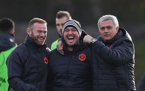 Mourinho cần một nụ cười cho chặng đường gian khó trước mắt