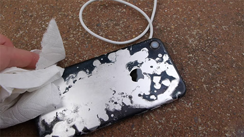 iPhone 7 bị ăn mòn sơn ở mặt lưng