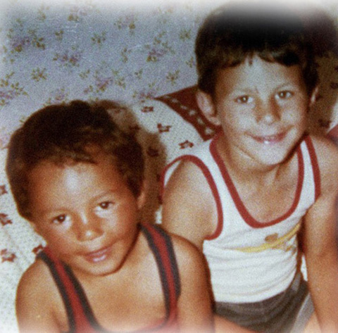 Nụ cười không thường xuyên có trong tuổi thơ của Giggs và em trai Rhodri (trái)