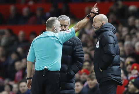 Những phản ứng thái quá của Mourinho ở trận hòa West Ham chỉ càng khiến tình hình ở M.U mất ổn định