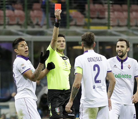 Trung vệ Gonzalo của Fiorentina nhận thẻ đỏ rời sân