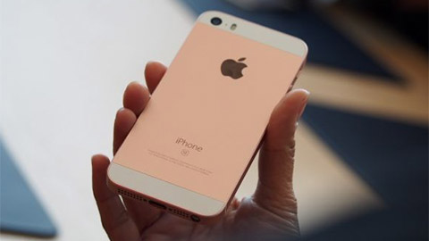 Giá bán iPhone SE tiếp tục lao dốc mạnh