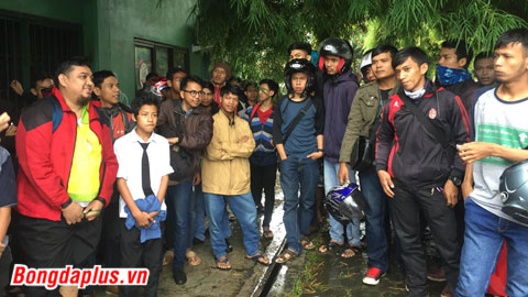 CĐV Indonesia đội mưa từ sáng đến chiều chờ mua vé