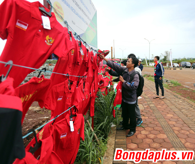 Bên ngoài sân Pakansari xuất hiện những hàng rong bán trang phục cỗ vũ cho ĐT Indonesia.