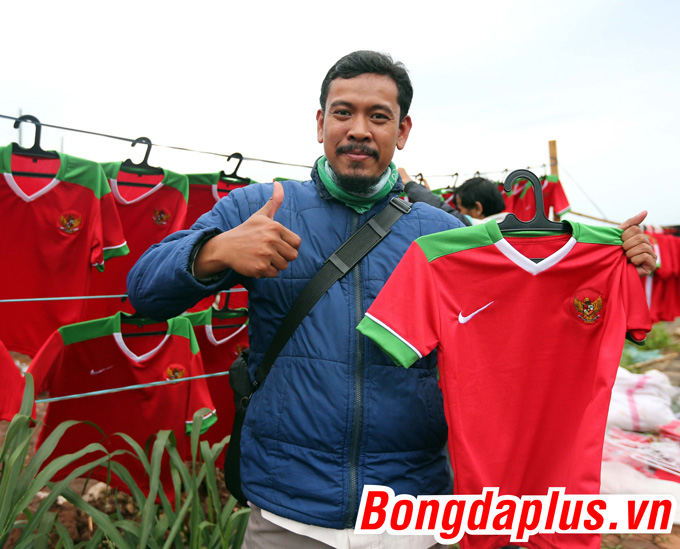 Với những chiếc áo như thế này và sự cuồng nhiệt nổi tiếng của CĐV Indonesia, chắc chắn ngày mai cầu trường Pakansari sẽ được nhuộm đỏ.