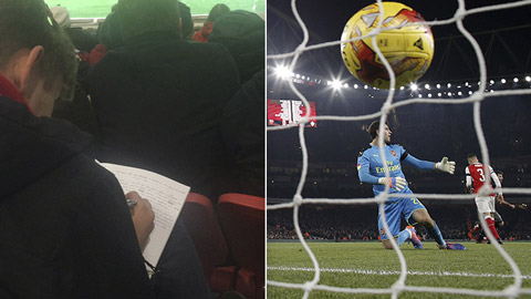 CĐV Arsenal làm bài tập về nhà trong trận đấu với Southampton