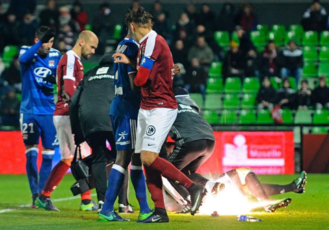 Trận đấu giữa Metz và Lyon đã bị hoãn vì bạo lực
