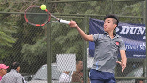 Tay vợt 15 tuổi đánh bại cựu vô địch Quốc gia Hoàng Thành Trung