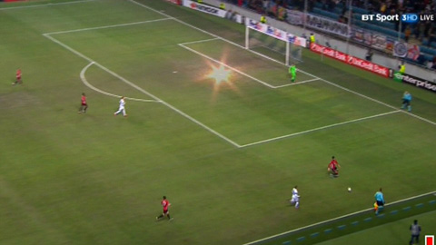 Tình huống pháo sáng được ném xuống sát vị trí của thủ môn Romero