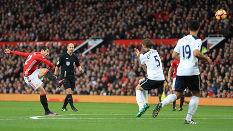 Mkhitaryan đe dọa khung thành Tottenham bằng pha dứt điểm ngoài vòng cấm