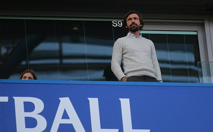 Trên khán đài sân Stamford Bridge đang có sự hiện diện của tiền vệ tài hòa, Andrea Pirlo