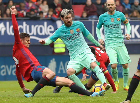 Hàng thủ Osasuna bất lực trước Messi