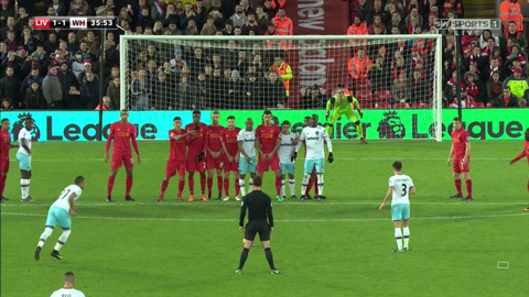 Trọng tài Clattenburg đứng như Ronaldo