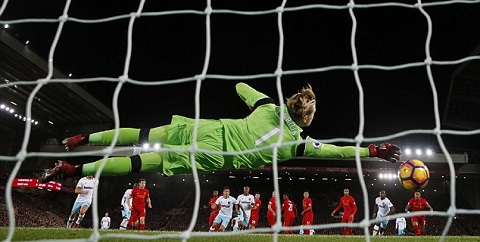 Karius lẽ ra phải làm tốt hơn trong bàn thắng của Payet