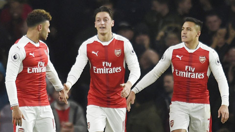 Arsenal đang làm mọi cách để giữ chân Oezil và Sanchez