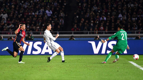 Ronaldo tỏa sáng với cú hat-trick đưa Real lên đỉnh thế giới