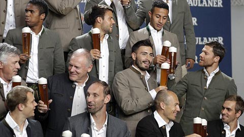 HLV Ancelotti không ngại khi đi uống với cầu thủ