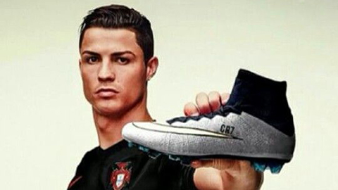 Lý do Ronaldo hiếm khi đi giầy đen