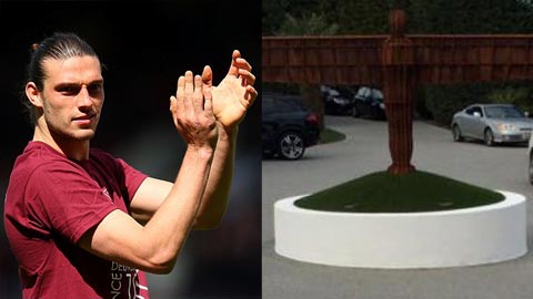 Hậu trường sân cỏ 20/12: Andy Carroll đặt tượng “Thiên thần miền Bắc” trước nhà riêng