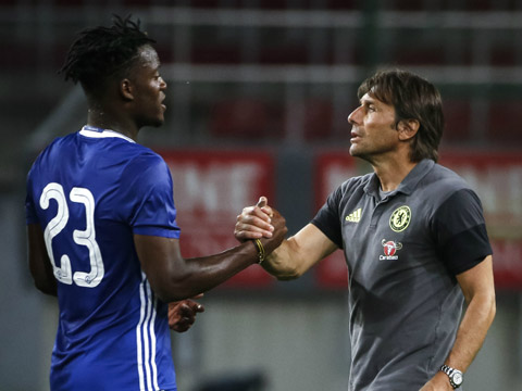 Batshuayi vẫn đang chật vật tìm chỗ đứng ở Chelsea