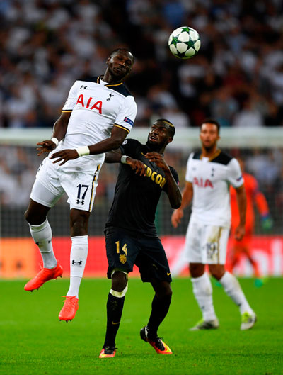 Bakayoko (phải) tỏa sáng trong trận gặp Tottenham