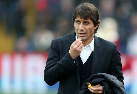 Conte đã làm nên kiệt tác khi giúp Chelsea toàn thắng ở Ngoại hạng Anh với sơ đồ 3-4-3