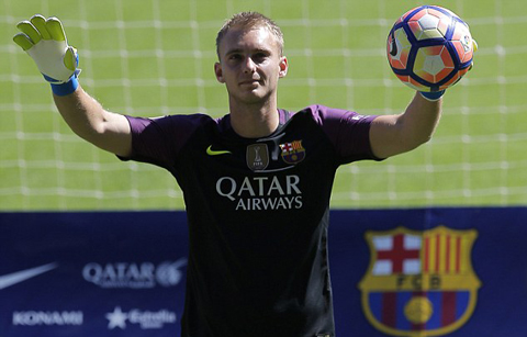 Jasper Cillessen có mức lương tương đương Digne: 55.000 bảng/tuần