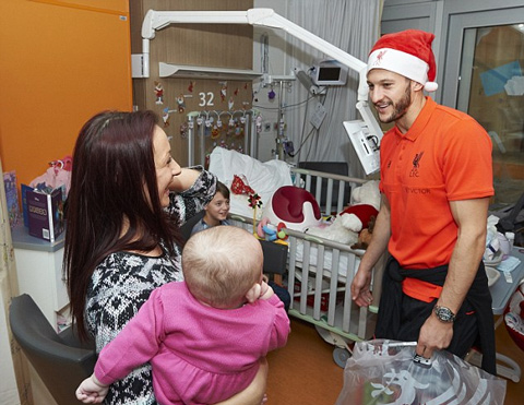 Adam Lallana vui vẻ tặng quà cho trẻ em tại bệnh viện Alder Hey Children