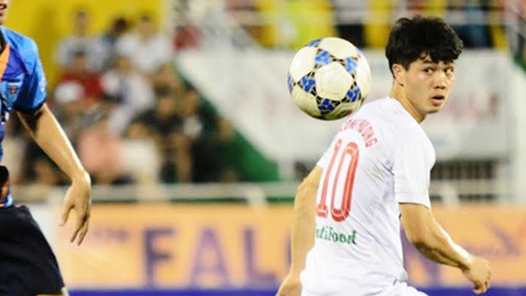 CĐV Việt Nam giúp thủ môn Yokohama cản quả panenka của Công Phượng
