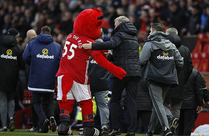Linh vật của M.U bắt tay Moyes trong ngày ông trở về sân Old Trafford