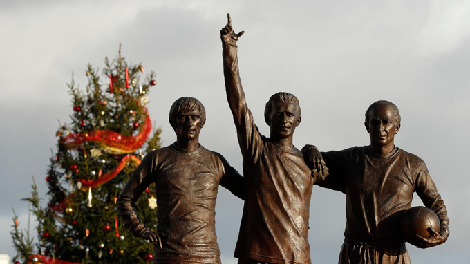 Khung cảnh Giáng sinh bên ngoài sân Old Trafford