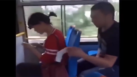 Thanh niên trả giá đắt vì móc túi người đẹp trên xe bus