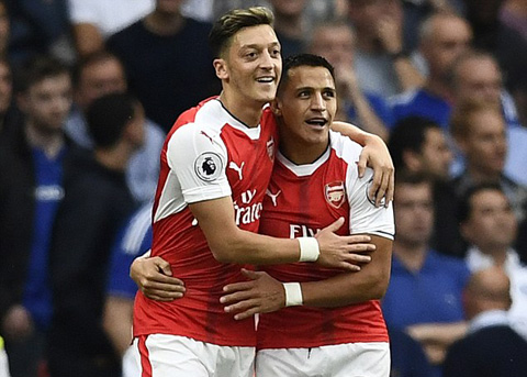 Oezil & Sanchez phải cứu lấy Arsenal